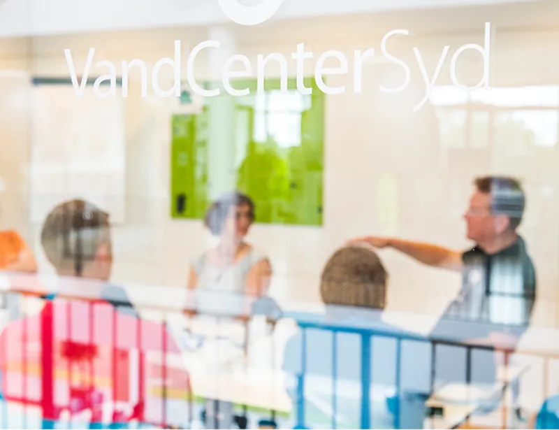 VandCenter Syd logoet vises på en glasdør, hvor der afholdes møde.